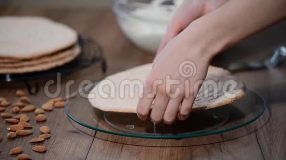 糖果师准备层蛋糕做一个酯烤蛋糕视频的预览图