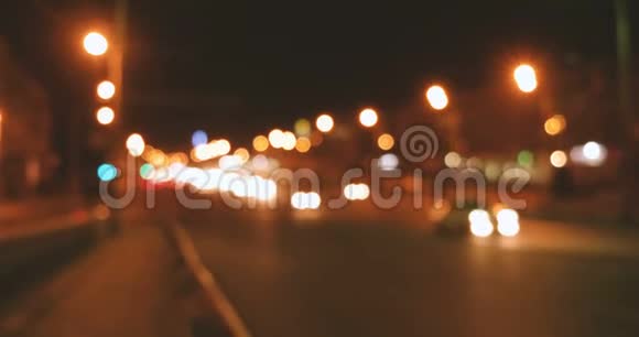 模糊的灯光沿着夜间高速公路流动视频的预览图