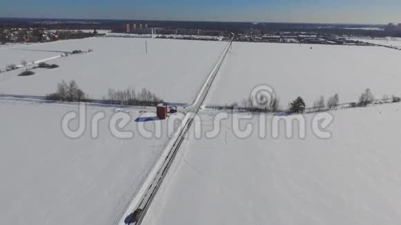 飞越冬季的道路穿越田野视频的预览图