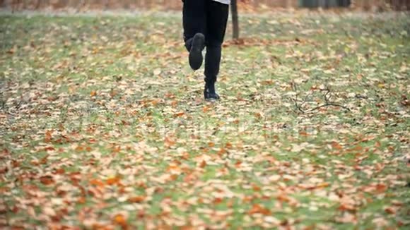 慢跑者在秋天的公园里跑步视频的预览图