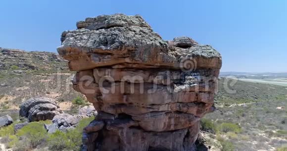 晴天4k时岩石形成的鸟瞰图视频的预览图