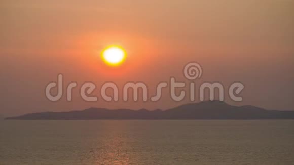 泰国海上美丽日落的时间流逝亚洲热带度假胜地的浪漫放松场景视频的预览图