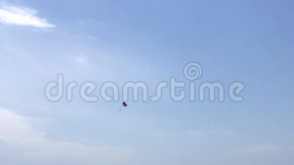跳伞者逆天飞行视频的预览图