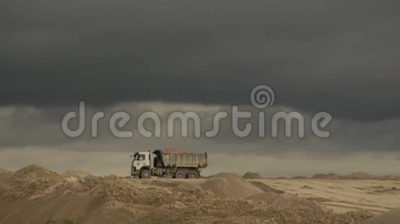 卡车在采石场卸货视频的预览图
