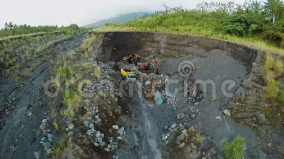 挖掘机和卡车从流出的河流中抽取火山灰勒加兹皮市五月火山菲律宾视频的预览图