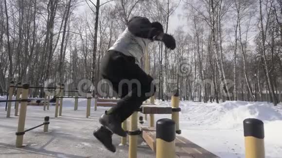 健身男子在运动场的健身训练中跳凳视频的预览图