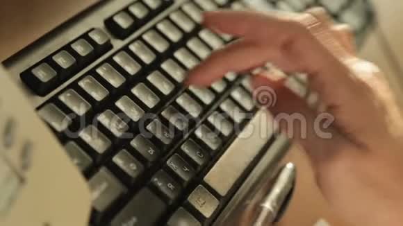 女性手打字电脑键盘办公室工作填写电子报告视频的预览图
