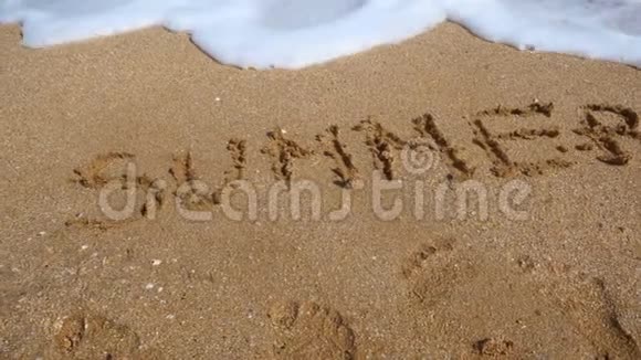 海浪冲刷书写夏日文字视频的预览图