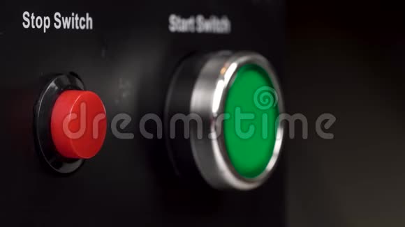 框架中的两个按钮绿色启动开关和红色停止开关按钮手指按红色停止开关按钮视频的预览图