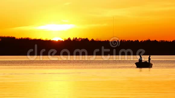 父子俩在夕阳西下的欧文湖上钓鱼视频的预览图