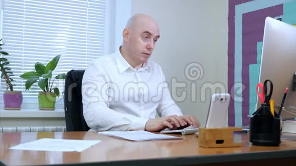 商务人员在办公室用电脑打印键盘上的文字发送电子邮件视频的预览图