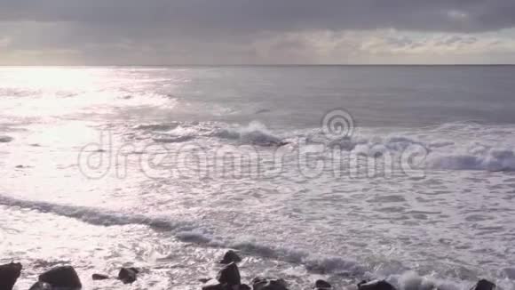 大海中的巨浪巨大的蓝色海洋波浪在印度尼西亚巴厘岛空中观景视频的预览图