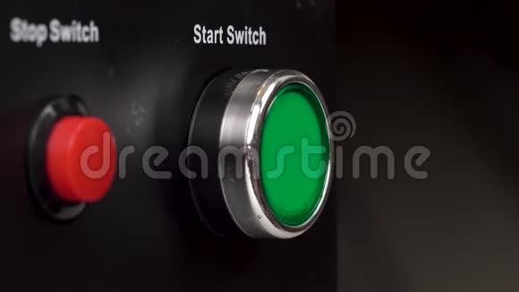 框架中的两个按钮绿色启动开关和红色停止开关按钮手指按绿色启动开关按钮视频的预览图