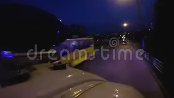 救护车在城市道路上快速行驶明亮的灯光交通视频的预览图