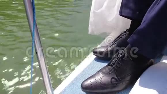 游艇上的男鞋视频的预览图