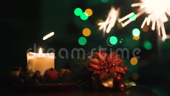 圣诞树上的圣诞蜡烛和孟加拉灯的火花迪夫4k视频的预览图