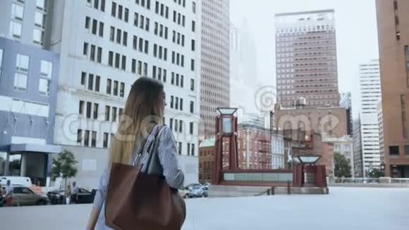年轻成功的女性拿着文件步行去美国纽约上班慢动作视频的预览图