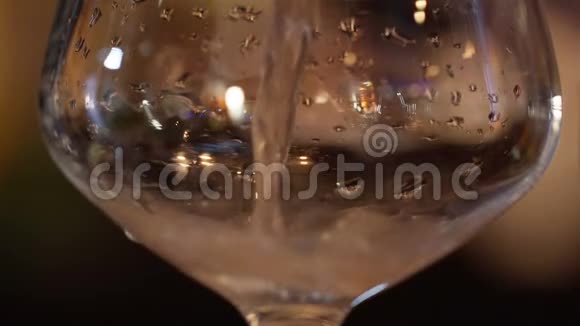 在杯子里倒酒精鸡尾酒停止慢动作视频的预览图
