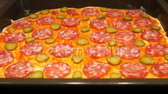 厨师准备披萨做披萨烹饪过程做披萨番茄视频的预览图