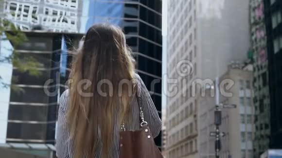 在纽约金融区工作的年轻女商人用手机聊天慢动作视频的预览图