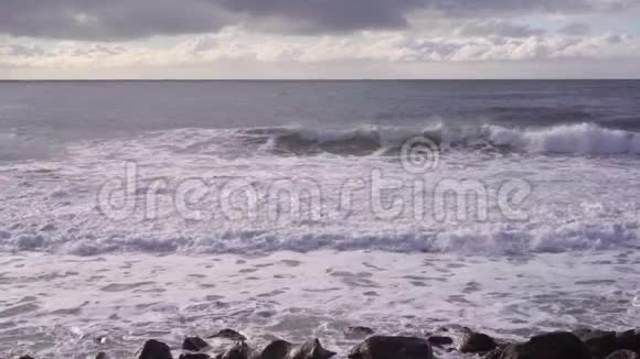 大海中的巨浪巨大的蓝色海洋波浪在印度尼西亚巴厘岛空中观景视频的预览图