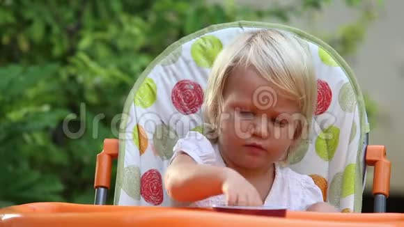 小女孩坐椅子和吃葡萄视频的预览图