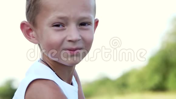 肖像一个七岁的男孩穿着一件白色开朗家庭假期愉快户外夏天靠近森林视频的预览图