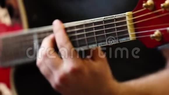 特写吉他颈部和吉他手视频的预览图