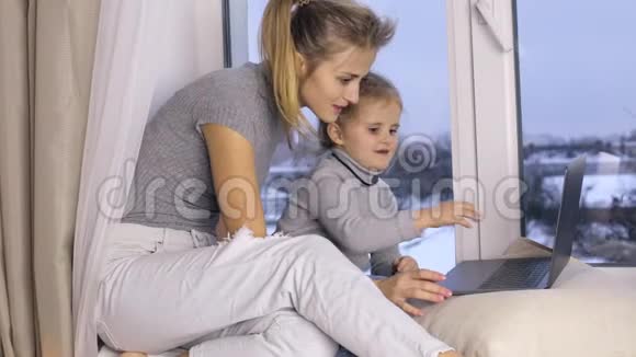 妈妈和女儿用笔记本电脑视频的预览图