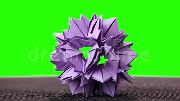 绿色屏幕上的紫罗兰折纸花视频的预览图