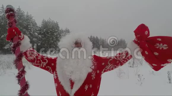 冬天森林里的圣诞老人拿着一袋礼物视频的预览图