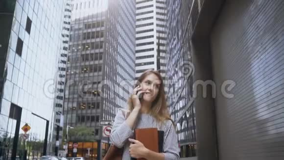 年轻忙碌的女商人用手机聊天然后去纽约的金融区工作慢点视频的预览图