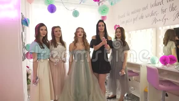 一群迷人的年轻女性朋友在专业美容院庆祝节日生日视频的预览图
