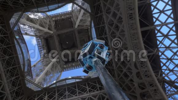 在法国巴黎埃菲尔铁塔下拍摄360度镜头视频的预览图