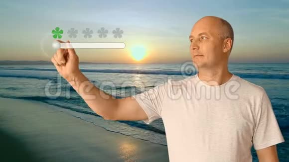 日落时分一位成年男子站在海边的海滩上对度假胜地的评价很好得分5分视频的预览图