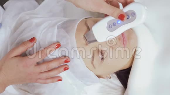 美容诊所超声深度面部清洁手术中的女性视频的预览图