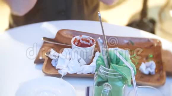 用叉子勺子和废弃食物倒在桌子上4k视频的预览图