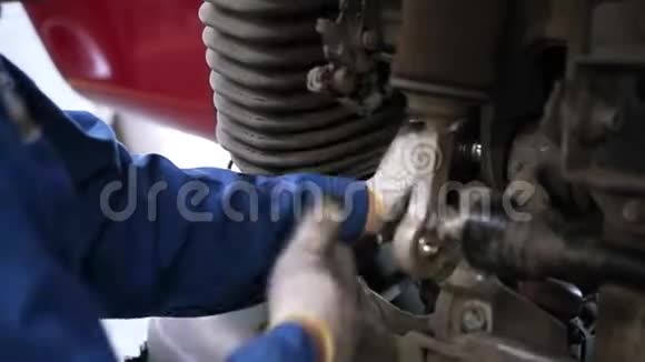 汽车修理工前盘式制动器工作场景人在车库里换车闸视频的预览图