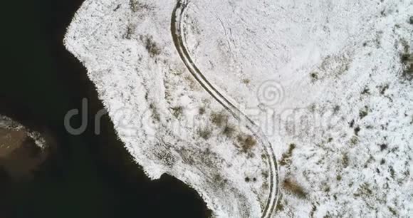 冬季沿河雪覆盖的道路视频的预览图