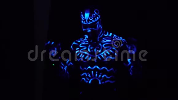 概念拍摄一个黑人在他的身体上的霓虹灯图案站在黑暗中显示拇指和盖子视频的预览图