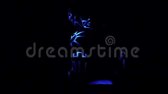 一个肌肉发达的黑人男子身上的霓虹灯图案旋转变成一个壮观的姿势慢动作视频的预览图