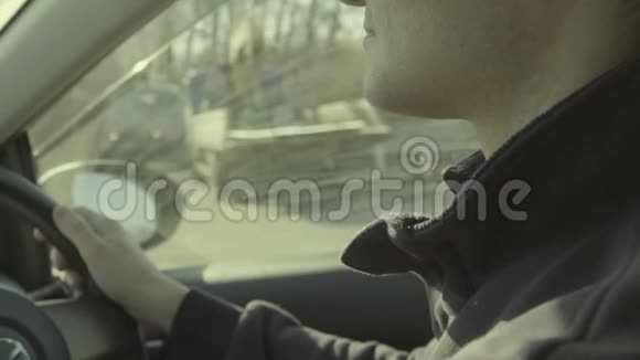 年轻人慢动作开车特写脸视频的预览图