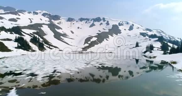 白雪覆盖的山脉和漂浮在湖面上的冰视频的预览图