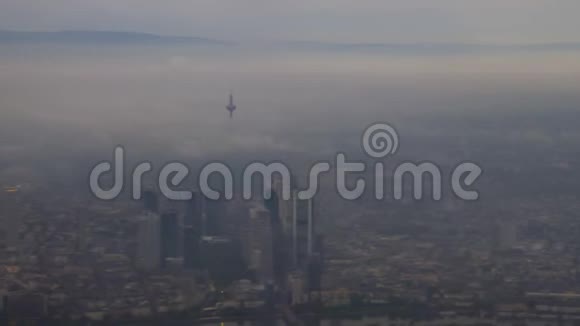 从飞机上看到法兰克福及其摩天大楼视频的预览图