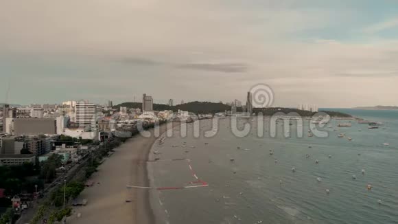 芭堤雅海滩的4k无人机空中飞行和著名标志清晨日出的城市景观和天际线展现金色沙滩视频的预览图