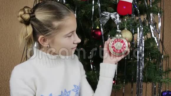 有兴趣的女孩看老式圣诞玩具闹钟视频的预览图