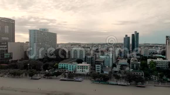 帕塔亚海滩的4k无人机航空盘拍和著名标志清晨日出城市景观和天际线展现海滩视频的预览图