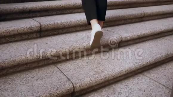 年轻的美女走上楼来到美国纽约金融区的办公室慢动作视频的预览图