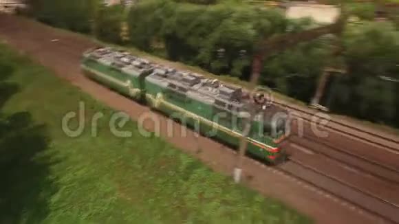 空的电动货运列车机车在城市城镇无车的情况下乘火车空中观景无人机空中射击视频的预览图