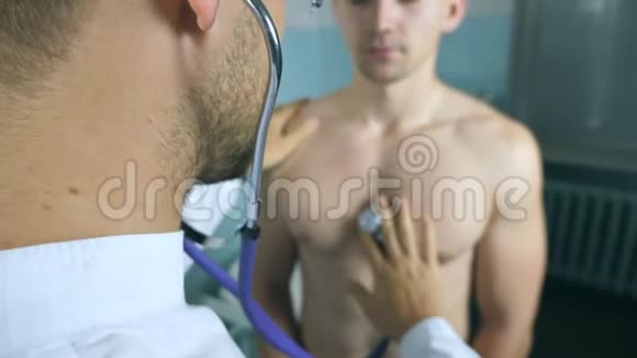 医生用听诊器检查年轻男性患者的观点医务工作者倾听运动心跳视频的预览图